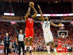 James Harden (#13) fue el mejor anotador de los Rockets con 26 puntos ayer ante el Jazz. AFP/T. Warner