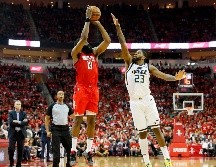 James Harden (#13) fue el mejor anotador de los Rockets con 26 puntos ayer ante el Jazz. AFP/T. Warner