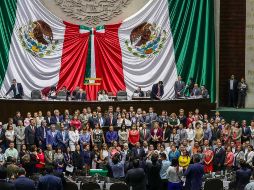 El diputado Mario Delgado, rodeado por los miembros de su bancada, en su intervención en la Cámara de Diputados durante la discusión de la reforma educativa. SUN/D. Sánchez
