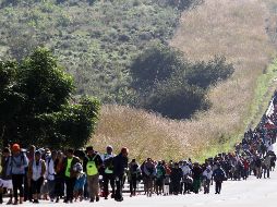 La disputa entre narcotraficantes por el control de las rutas del Noreste han hecho que más migrantes hagan el viaje rumbo a EU por el Pacífico. En la foto, la caravana de 2018 a su paso por Jalisco. AFP/U. Ruiz