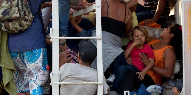 Migrantes reviven peligro en el lomo de "La Bestia"