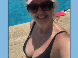 La actriz de 55 años comparte algunas fotografías en su cuenta de Instagram, en donde posa en traje de baño mientras disfruta del sol. INSTAGRAM / erikabuenfil50