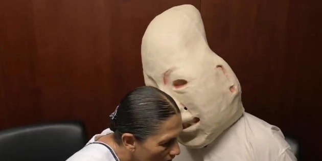 Jesusa Rodr&iacute;guez habla con ''estatua'' sobre el ma&iacute;z