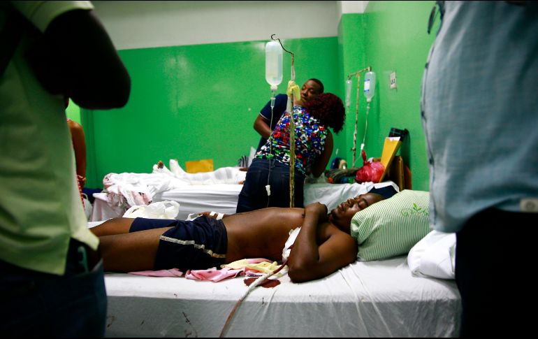 Varios heridos son atendidos en un hospital de Puerto Príncipe. AP/D. Chery