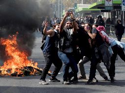 Un grupo de manifestantes se hace una foto durante una marcha estudiantil contra la ley 
