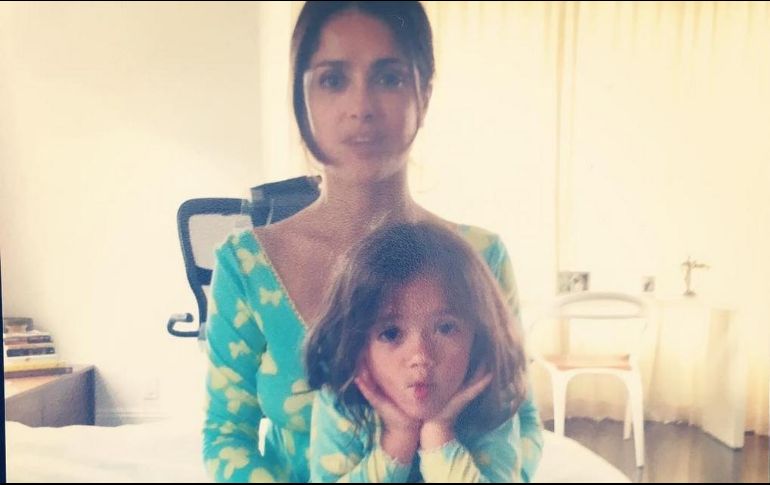 Salma y su hija, Valentina, portan el mismo diseño de pijama color verde con manchas amarillas. INSTAGRAM/salmahayek