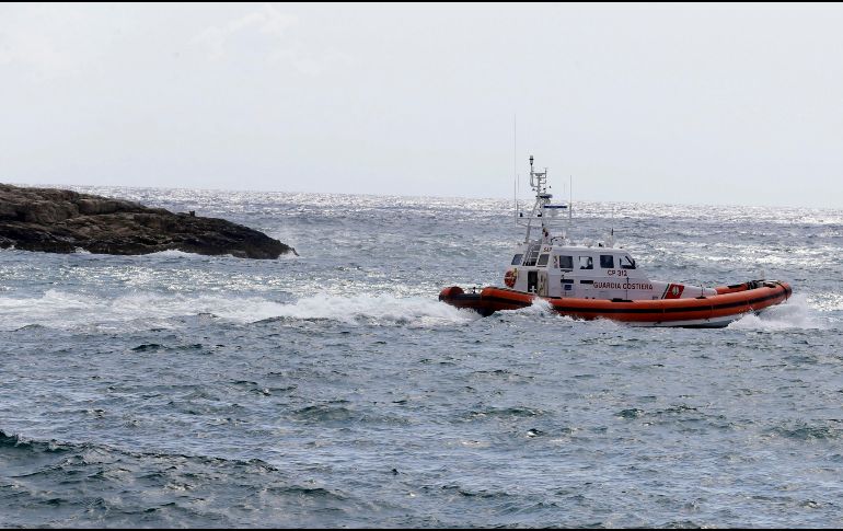 La embarcación zozobró debido a las fuertes olas. AP/ARCHIVO