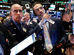 Los principales indicadores bursátiles finalizaron con comportamiento mixto, influidos por diversos factores. AP/R. Drew