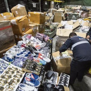 Decomisan más de 47 toneladas de piratería en aeropuerto de la CDMX