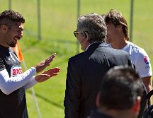 Desde hace poco más de un año Vergara (de espaldas) se encuentra alejado de Chivas para 