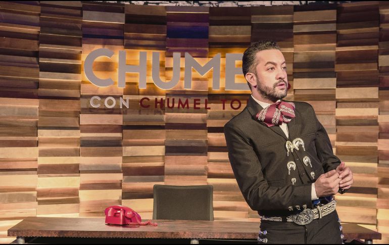 Chumel Torres optó por usar un traje de mariachi para la grabación de su programa en el Teatro Alarife, en Guadalajara. CORTESÍA / HBO