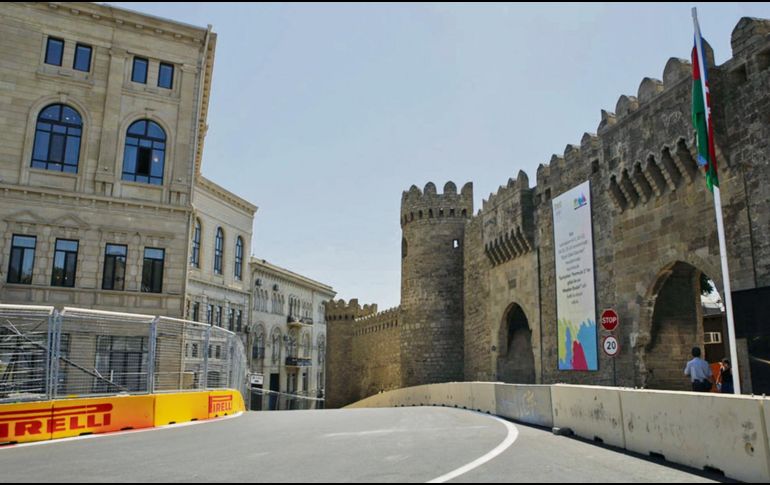 Las calles de Bakú se visten de gala para recibir el Gran Premio de Azerbaiyán a partir de hoy. AP