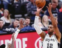 LaMarcus Aldridge (#12) fue el líder anotador de los Spurs con 26 puntos. EFE