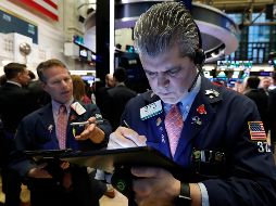 Los inversionistas evalúan los datos que mostraron que el crecimiento de Estados Unidos fue impulsado por factores temporales en el primer trimestre del año. AP / ARCHIVO