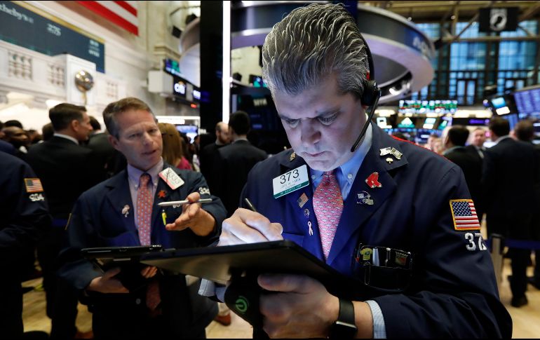 Los inversionistas evalúan los datos que mostraron que el crecimiento de Estados Unidos fue impulsado por factores temporales en el primer trimestre del año. AP / ARCHIVO