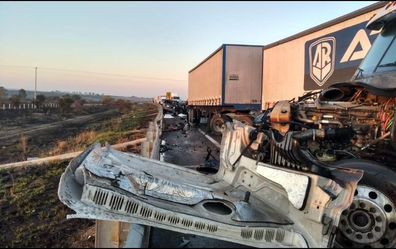 El accidente ocurrió en el kilómetro 16 de la autopista 307; entre las víctimas hay tres menores. ESPECIAL / Protección Civil Jalisco