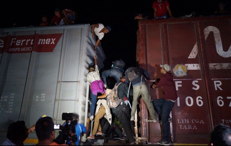 El segundo viaje sobre el lomo de la máquina se realizó cuatro horas después de que unos mil 300 migrantes se fugaron de la estación Siglo XXI en Tapachula. EFE / C. López