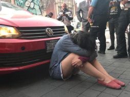 La joven, identificada como Mariana, permaneció afuera del lugar con la cabeza entre las piernas. TWITTER / @beltrandelrio