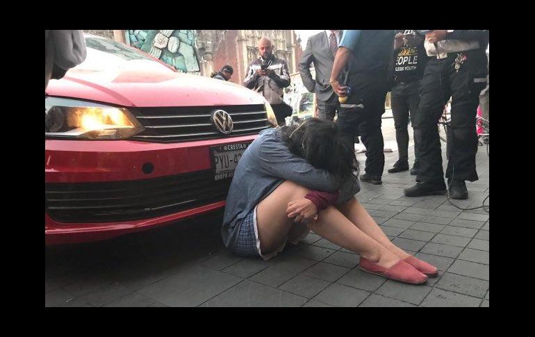 La joven, identificada como Mariana, permaneció afuera del lugar con la cabeza entre las piernas. TWITTER / @beltrandelrio