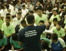 Tras impartir una breve lección de aritmética, el youtuber Julioprofe respondió preguntas de los alumnos y profesores sobre su trabajo. NTX/F. Atilano