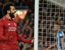 Mohamed Salah, del Liverpool, celebra uno de sus dos goles del partido (45+1', 83'). EFE/P. Powell