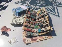 El sospechoso cargaba varias pacas de recortes de periódico cubiertas por billetes de varias denominaciones, así como tres envoltorios de droga. ESPECIAL