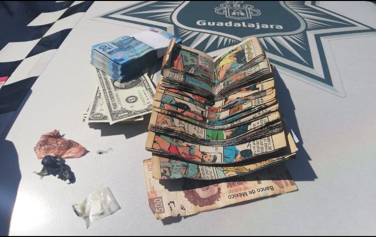 El sospechoso cargaba varias pacas de recortes de periódico cubiertas por billetes de varias denominaciones, así como tres envoltorios de droga. ESPECIAL