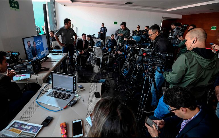 Periodistas cubren la audiencia del ex comandante de las FARC, Hernán Darío Velásquez Saldarriaga, sobre presuntas violaciones de acuerdos de paz. AFP/J. Barreto
