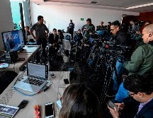 Periodistas cubren la audiencia del ex comandante de las FARC, Hernán Darío Velásquez Saldarriaga, sobre presuntas violaciones de acuerdos de paz. AFP/J. Barreto