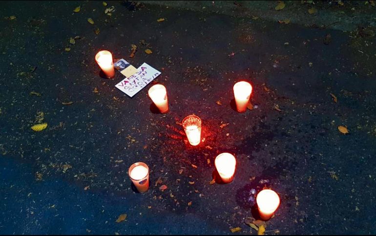 En el lugar donde sucedió el feminicidio de Vanesa fueron colocadas veladoras. EL INFORMADOR / R. Bobadilla