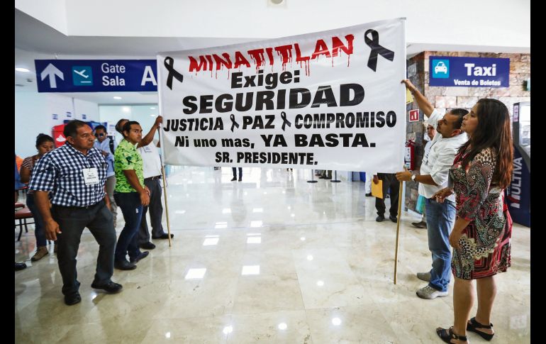 Tras la llegada del Presidente al municipio veracruzano, algunos habitantes pidieron que se lleven a cabo acciones que reduzcan la inseguridad. NOTIMEX