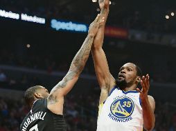 Kevin Durant (#35) tuvo anoche la mejor actuación de su carrera en un juego de Playoffs, al encestar 50 puntos con lo que los Warriors dieron cuenta de los Clippers de Los Ángeles. AP / M. Terrill
