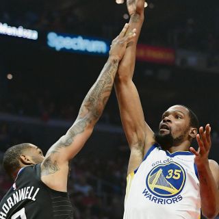 Golden State avanza en la defensa de su título