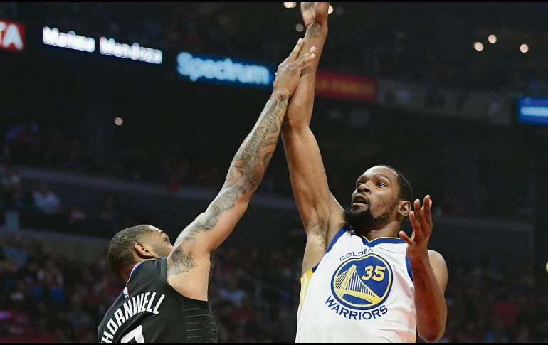 Kevin Durant (#35) tuvo anoche la mejor actuación de su carrera en un juego de Playoffs, al encestar 50 puntos con lo que los Warriors dieron cuenta de los Clippers de Los Ángeles. AP / M. Terrill