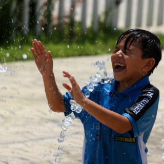 Niños y adultos mayores son susceptibles a deshidratación por calor