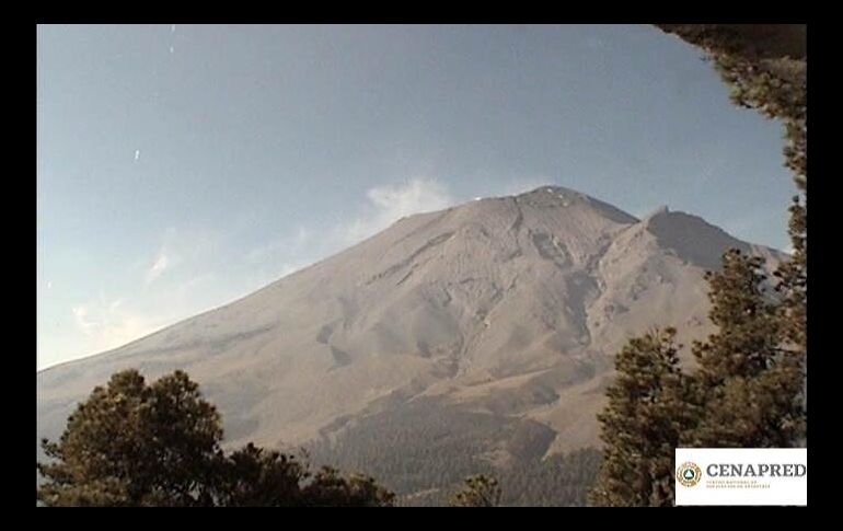 El volcán Popocatépetl amanece exhalando vapor de agua y gases, que se dispersaron hacia al este-noreste de Puebla. TWITTER / @PC_Estatal