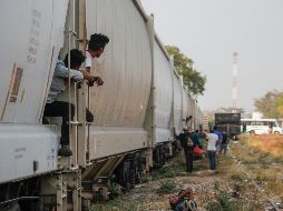 Cientos de migrantes más, luchan y siguen su camino hacia la frontera de Estados Unidos. EFE / L. Villalobos