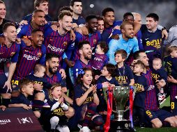 Jugadores y el cuerpo técnico del Barcelona posan para la foto del recuerdo. AP/M. Fernández