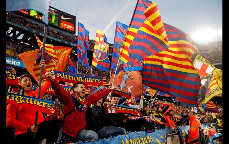 Las tribunas del Camp Nou lucieron coloridas y animadas desde el inicio del partido de la jornada 35 de liga española. /EFE / A. Estévez