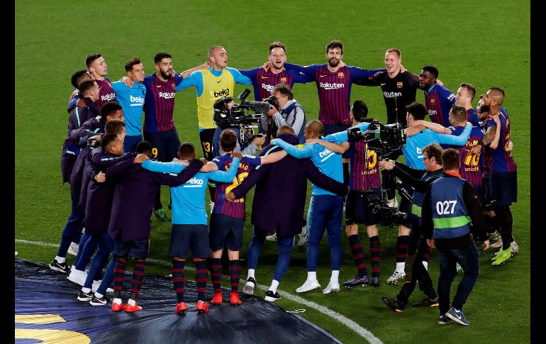 Los jugadores del FC Barcelona celebran la consecución del título de Liga en el estadio del Camp Nou, en Barcelona. EFE / A. Estévez
