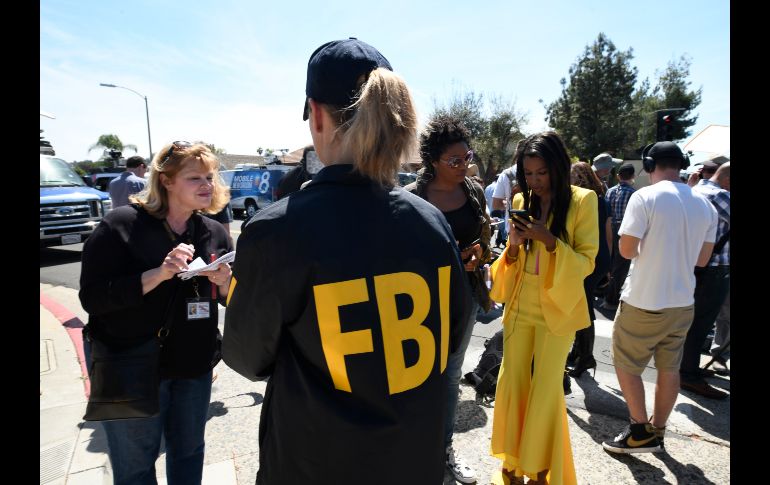 Una agente del FBI charla con los representantes de medios de comunicación que se dieron cita en el lugar. AP / D. Poroy