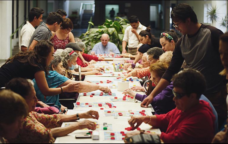 Diversión. Con la visita de los voluntarios, los pensionados se entretienen un rato jugando lotería. EL INFORMADOR / F. Atalino