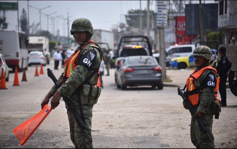 Elementos de la Guardia Nacional vigilan las calles del municipio de Minatitlan, en Veracruz. EFE/A. Hernández