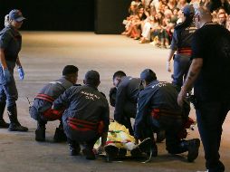 Paramédicos brindan los primeros auxilios al modelo. AP/L. Viana