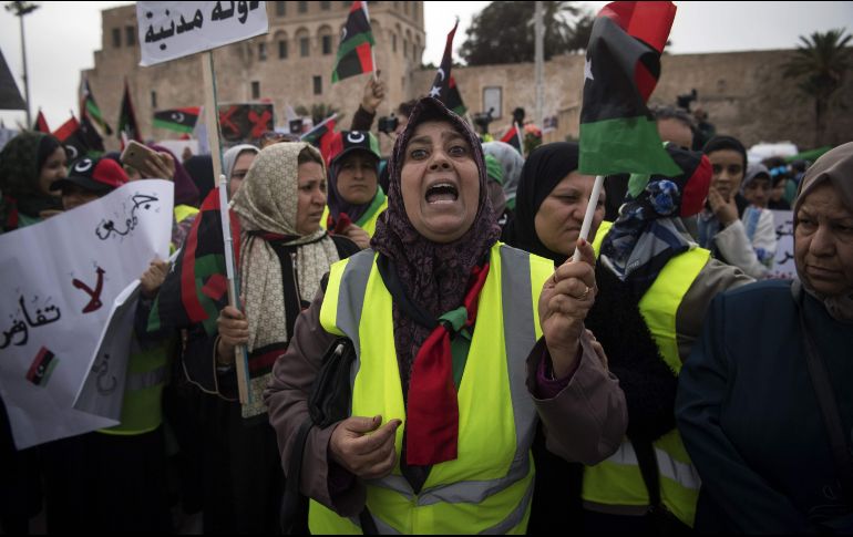 Libia ha estado en constante caos, el 26 de abril se manifestaron los ciudadanos en contra de Khalifa Haftar. Y el 27 se reportan bombardeos.  AFP / F. Senna