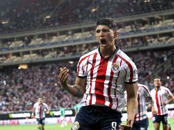 Pulido cobró la pena máxima que le dio el triunfo a Chivas. AFP