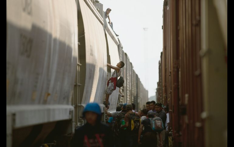 Los centroamericanos aguardan la salida del tren para abordarlo. Es la última opción que tienen para cruzar el país. EFE