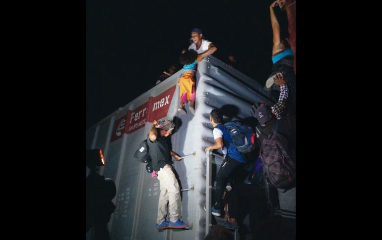 Migrantes “suben” a un menor para que continúe el viaje rumbo a la frontera Norte. EFE