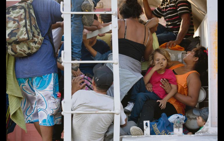 Decenas de familias se encuentran detenidas en las estaciones migratorias de Chiapas a la espera de que definan su estatus. AP