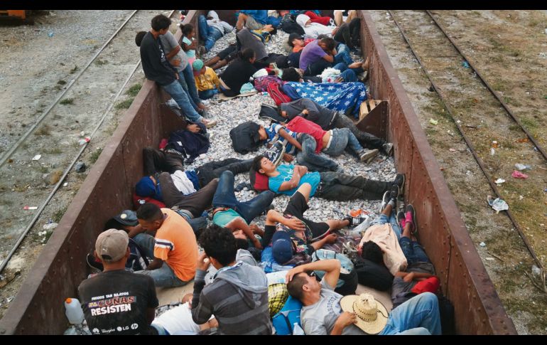 Una vez que consiguen “tomar” alguno de los vagones, los migrantes descansan para el largo viaje que les espera. EFE
